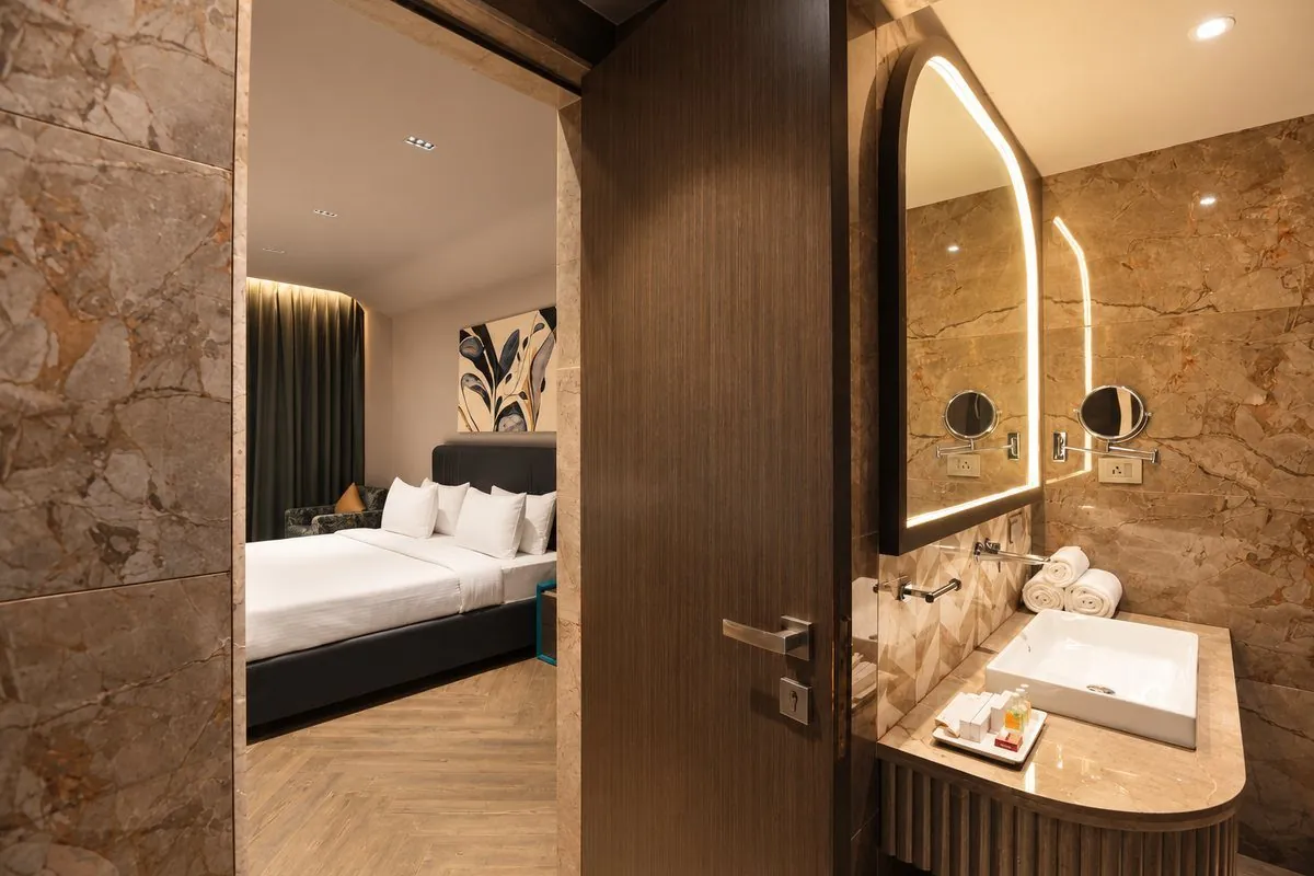 Executive Suite bathroom